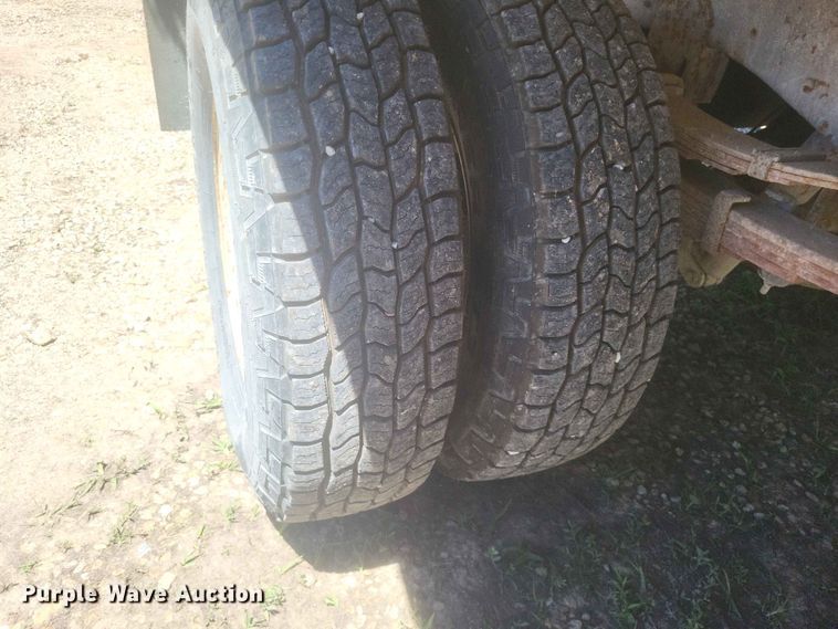image for item ER3046 1992 Ford F-Super Duty flatbed truck