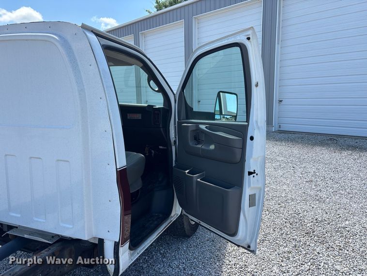 image for item ER3081 2014 Chevrolet Express 4500 van cab and chassis
