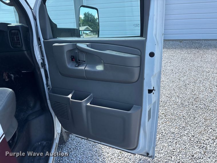 image for item ER3081 2014 Chevrolet Express 4500 van cab and chassis