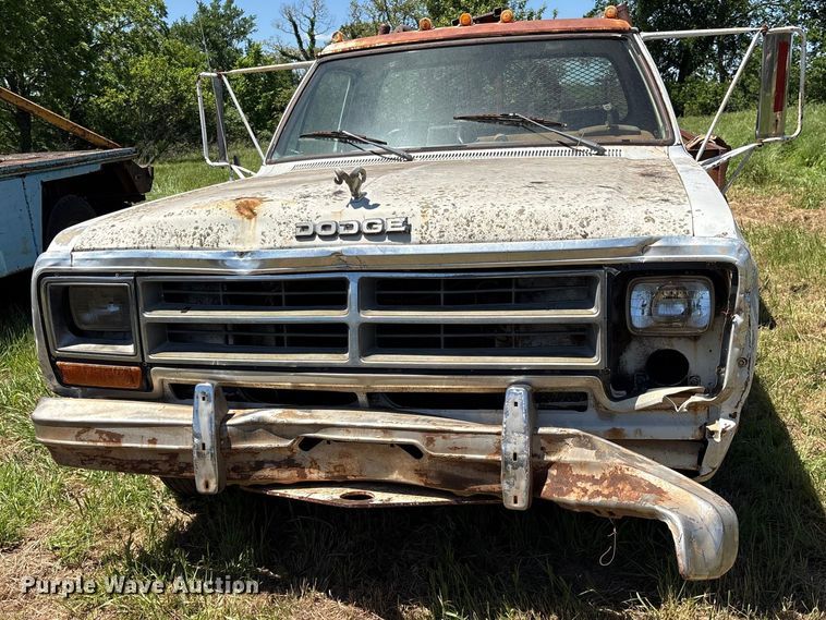 image for item ET2062 1985 Dodge D350 flatbed truck