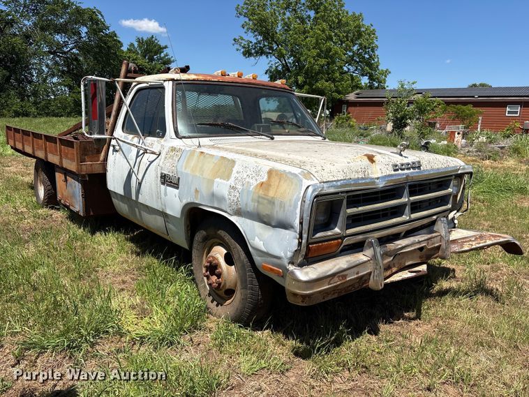 image for item ET2062 1985 Dodge D350 flatbed truck