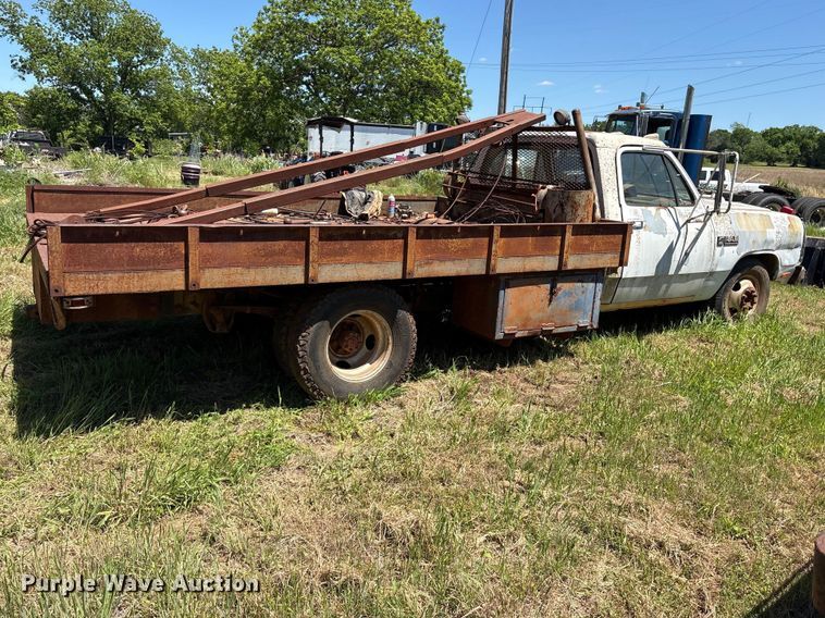 image for item ET2062 1985 Dodge D350 flatbed truck