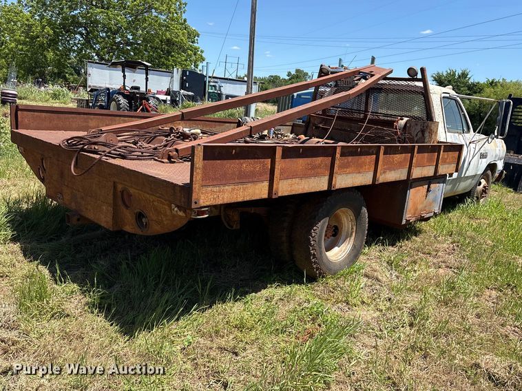 image for item ET2062 1985 Dodge D350 flatbed truck