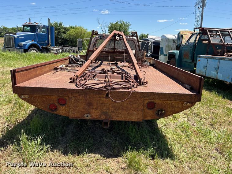 image for item ET2062 1985 Dodge D350 flatbed truck
