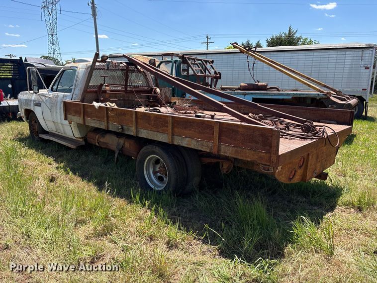 image for item ET2062 1985 Dodge D350 flatbed truck