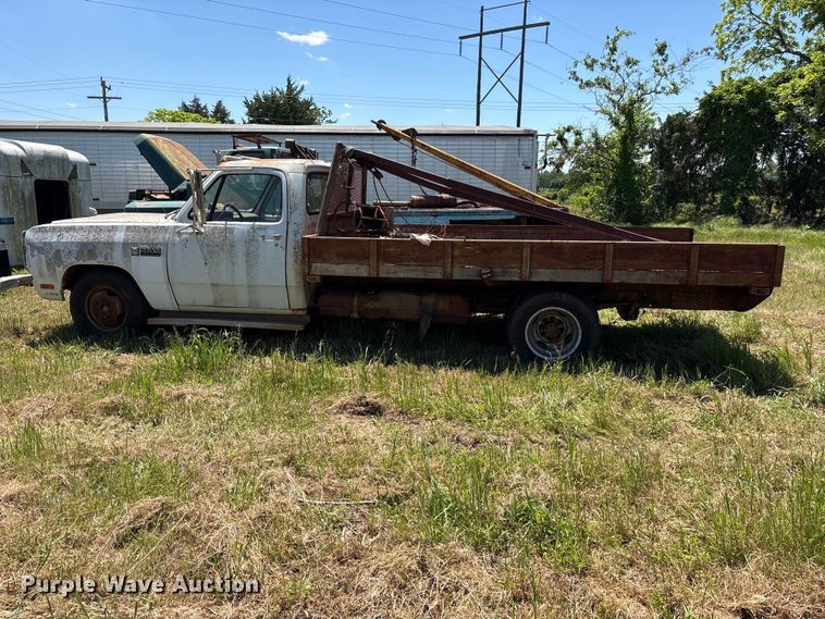 image for item ET2062 1985 Dodge D350 flatbed truck