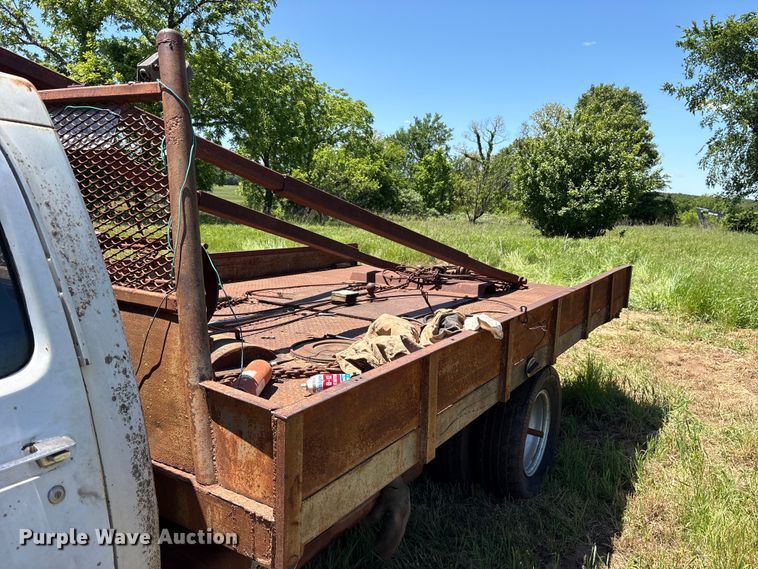 image for item ET2062 1985 Dodge D350 flatbed truck