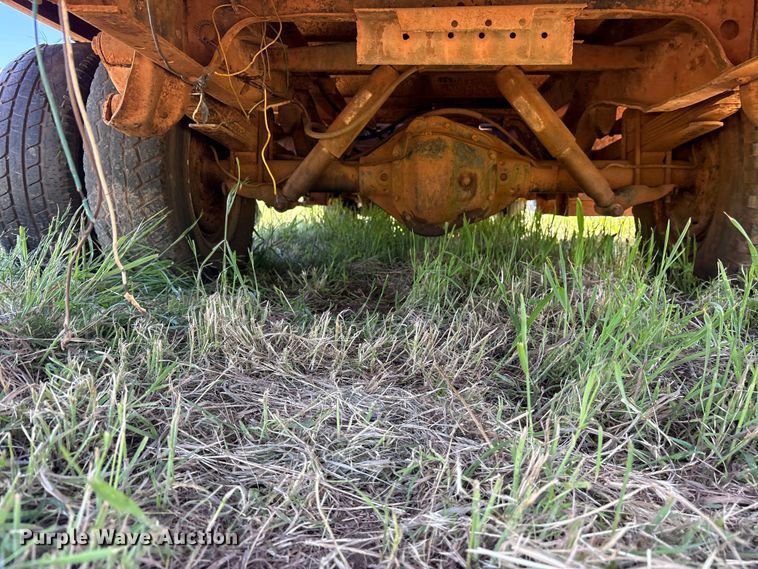 image for item ET2062 1985 Dodge D350 flatbed truck