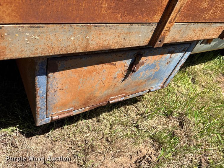 image for item ET2062 1985 Dodge D350 flatbed truck