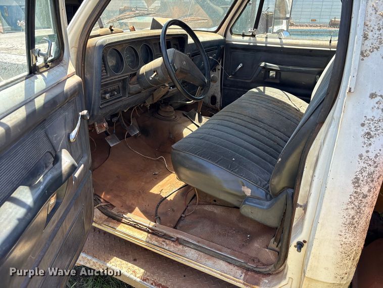 image for item ET2062 1985 Dodge D350 flatbed truck