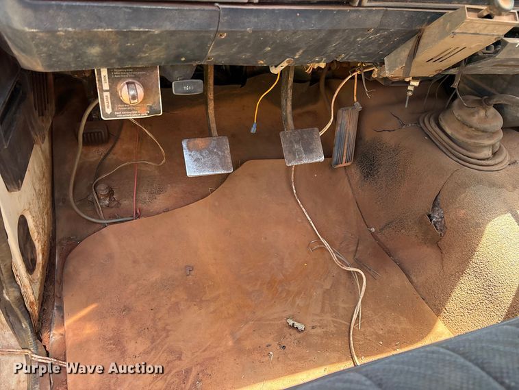 image for item ET2062 1985 Dodge D350 flatbed truck