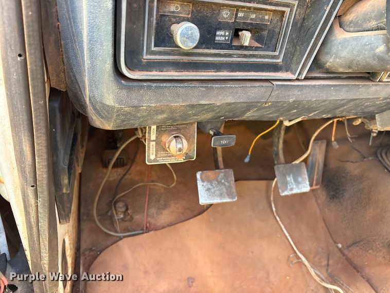 image for item ET2062 1985 Dodge D350 flatbed truck