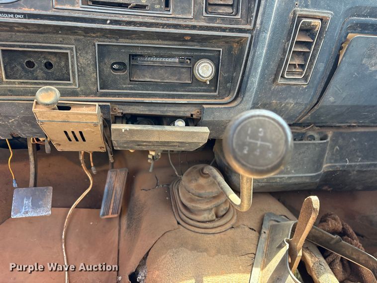 image for item ET2062 1985 Dodge D350 flatbed truck