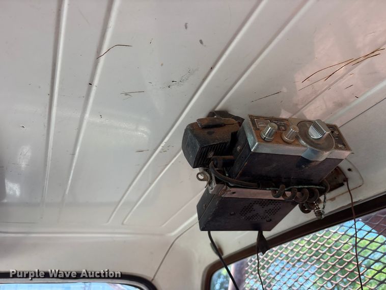 image for item ET2062 1985 Dodge D350 flatbed truck