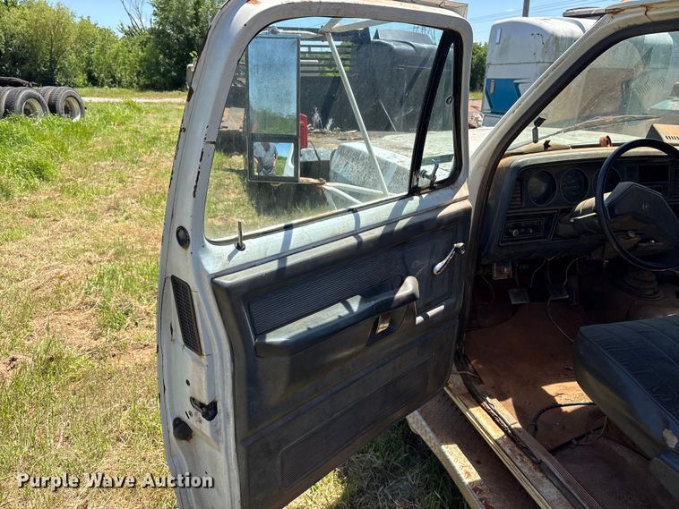 image for item ET2062 1985 Dodge D350 flatbed truck