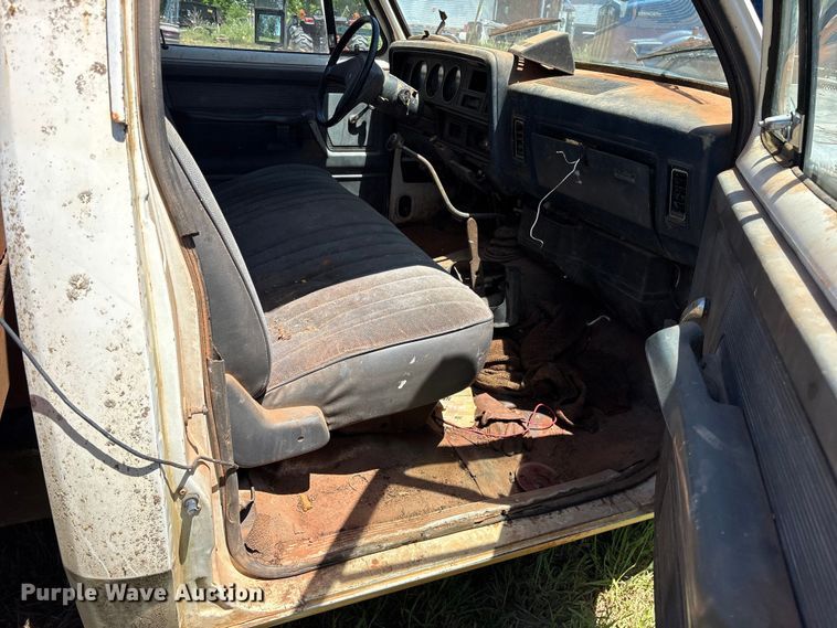 image for item ET2062 1985 Dodge D350 flatbed truck