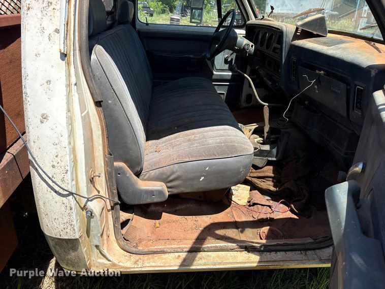 image for item ET2062 1985 Dodge D350 flatbed truck