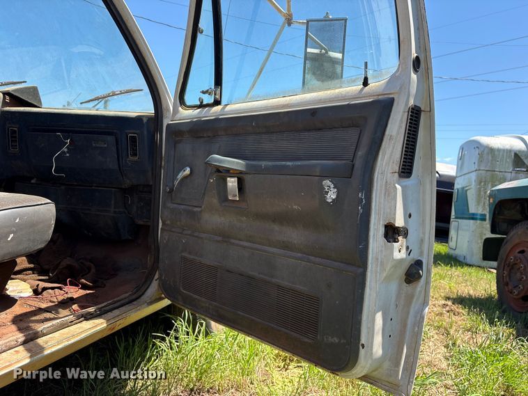 image for item ET2062 1985 Dodge D350 flatbed truck