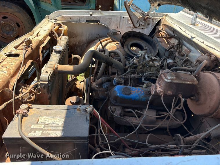 image for item ET2062 1985 Dodge D350 flatbed truck