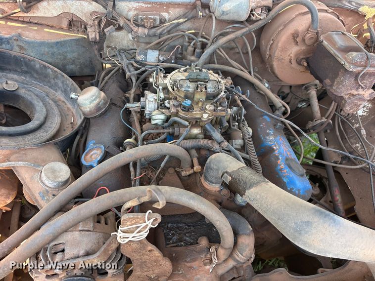 image for item ET2062 1985 Dodge D350 flatbed truck