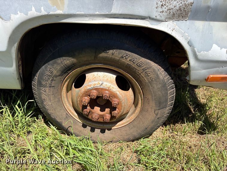 image for item ET2062 1985 Dodge D350 flatbed truck