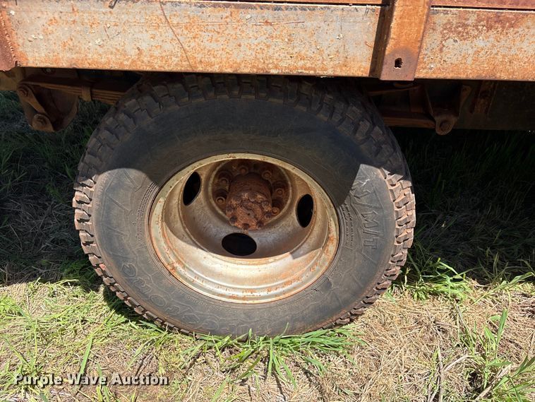 image for item ET2062 1985 Dodge D350 flatbed truck