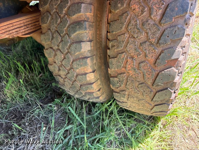 image for item ET2062 1985 Dodge D350 flatbed truck
