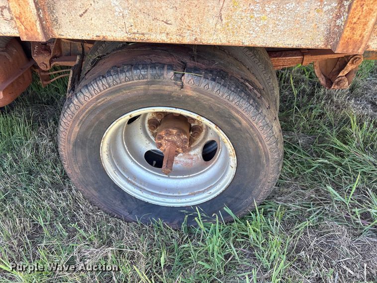 image for item ET2062 1985 Dodge D350 flatbed truck