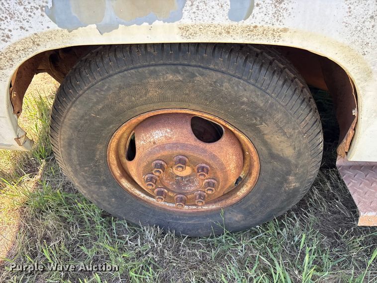 image for item ET2062 1985 Dodge D350 flatbed truck