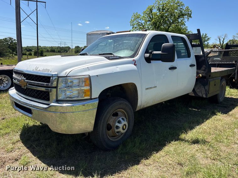 image for item ET2070 2014 Chevrolet Silverado 3500HD Crew Cab flatbed pickup truck