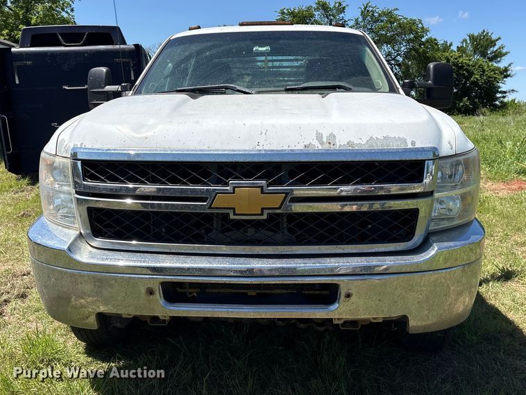 image for item ET2070 2014 Chevrolet Silverado 3500HD Crew Cab flatbed pickup truck