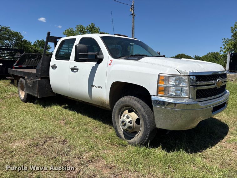 image for item ET2070 2014 Chevrolet Silverado 3500HD Crew Cab flatbed pickup truck