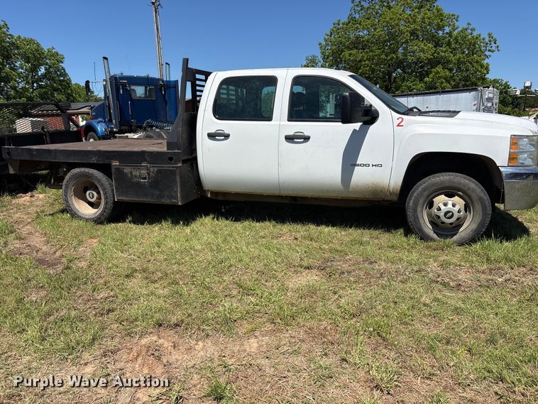 image for item ET2070 2014 Chevrolet Silverado 3500HD Crew Cab flatbed pickup truck