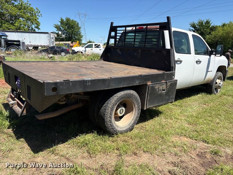 image for item ET2070 2014 Chevrolet Silverado 3500HD Crew Cab flatbed pickup truck