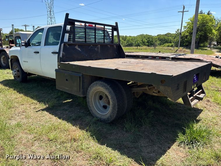 image for item ET2070 2014 Chevrolet Silverado 3500HD Crew Cab flatbed pickup truck