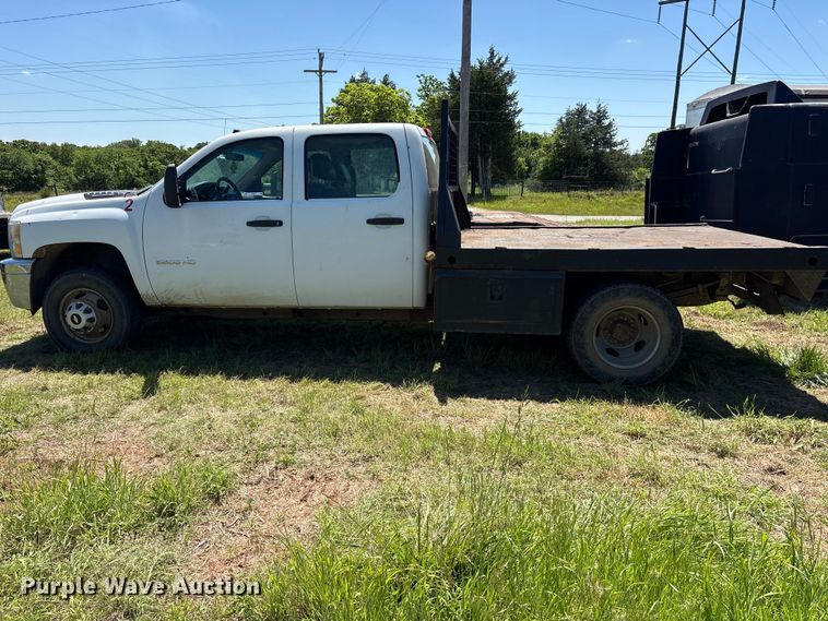 image for item ET2070 2014 Chevrolet Silverado 3500HD Crew Cab flatbed pickup truck