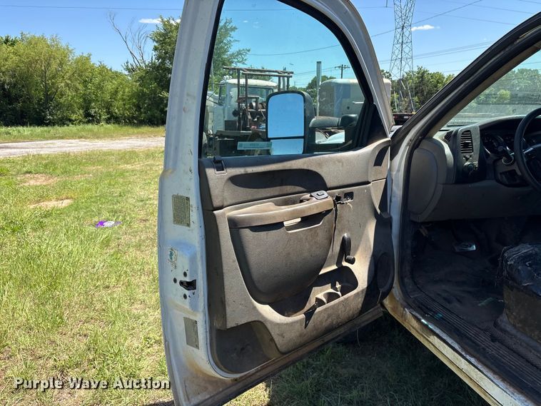image for item ET2070 2014 Chevrolet Silverado 3500HD Crew Cab flatbed pickup truck