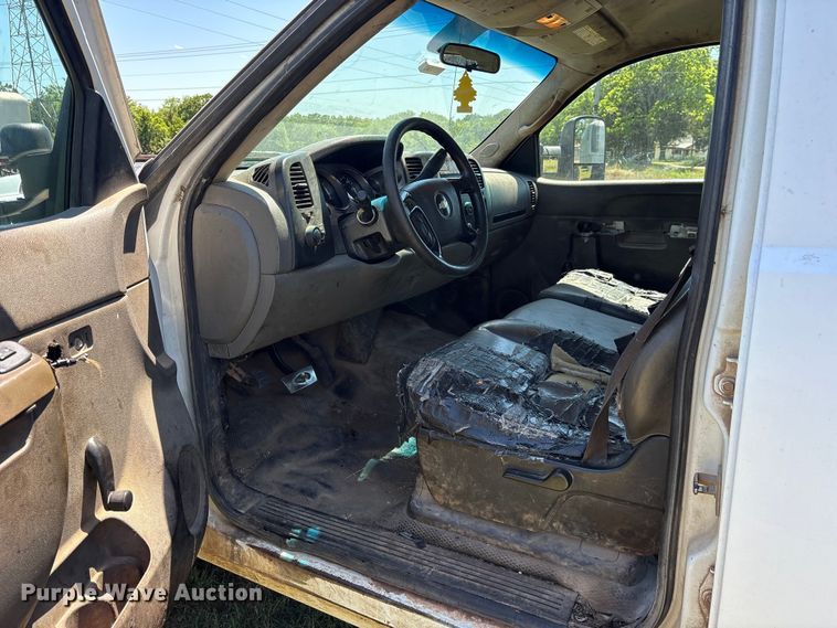 image for item ET2070 2014 Chevrolet Silverado 3500HD Crew Cab flatbed pickup truck