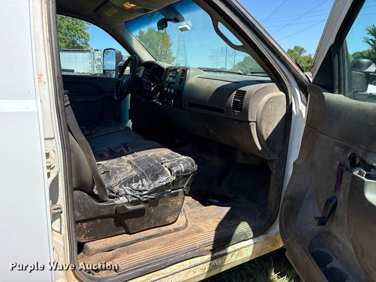 image for item ET2070 2014 Chevrolet Silverado 3500HD Crew Cab flatbed pickup truck