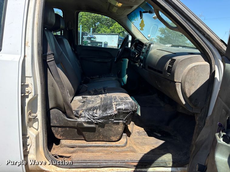 image for item ET2070 2014 Chevrolet Silverado 3500HD Crew Cab flatbed pickup truck