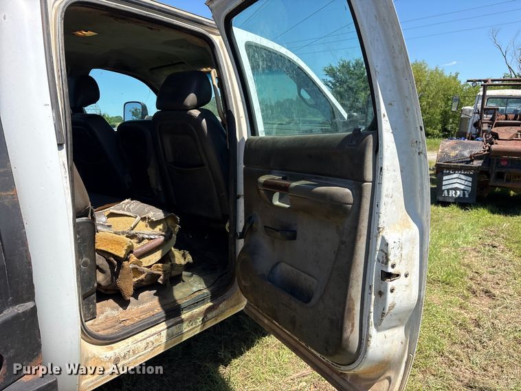 image for item ET2070 2014 Chevrolet Silverado 3500HD Crew Cab flatbed pickup truck