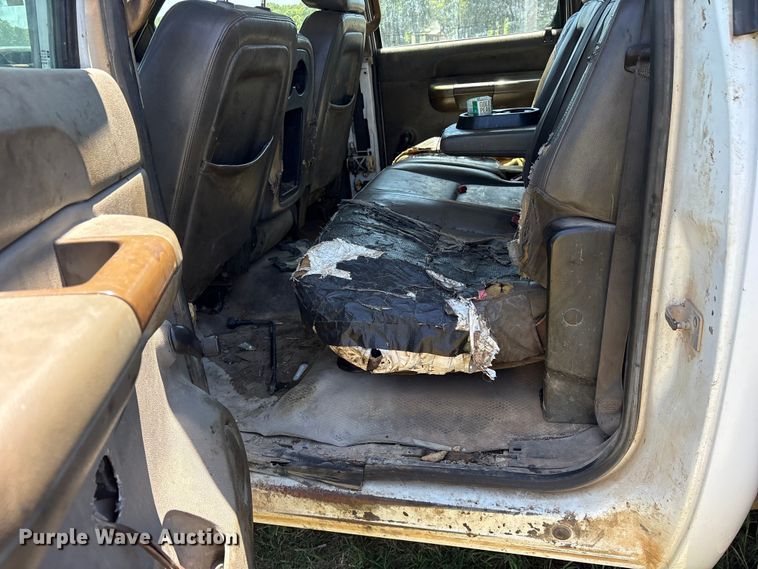 image for item ET2070 2014 Chevrolet Silverado 3500HD Crew Cab flatbed pickup truck