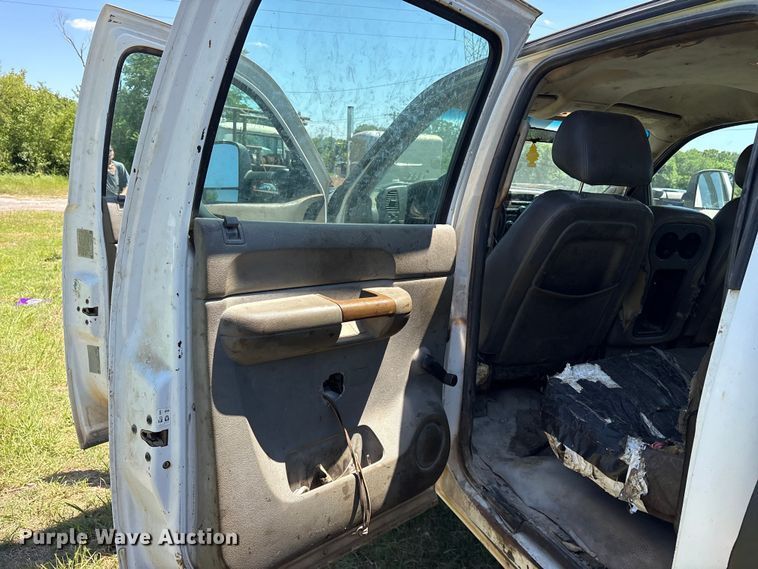 image for item ET2070 2014 Chevrolet Silverado 3500HD Crew Cab flatbed pickup truck