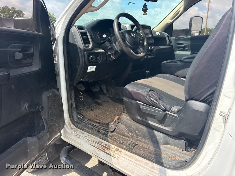 image for item ET2258 2019 RAM 5500 truck cab and chassis