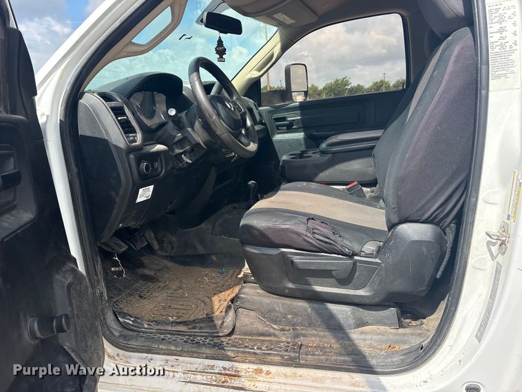 image for item ET2258 2019 RAM 5500 truck cab and chassis