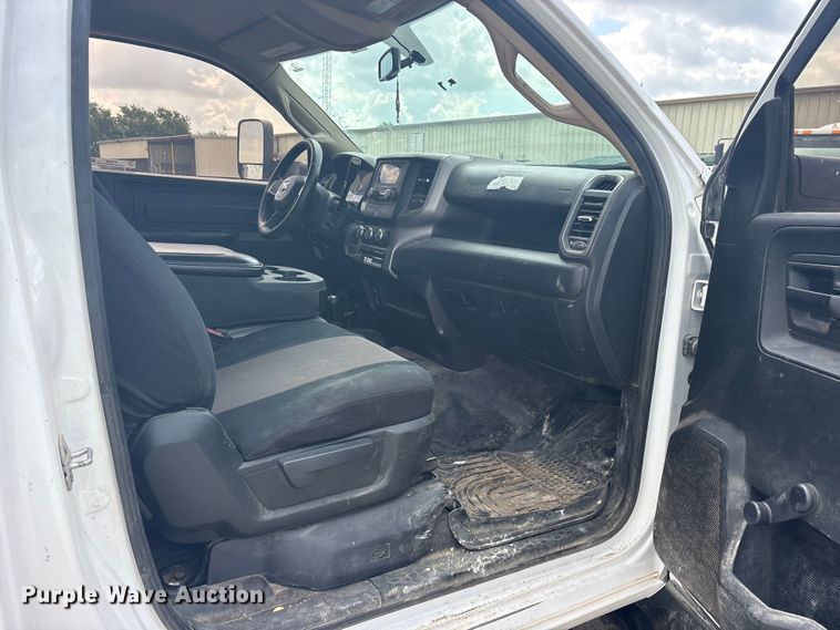 image for item ET2258 2019 RAM 5500 truck cab and chassis