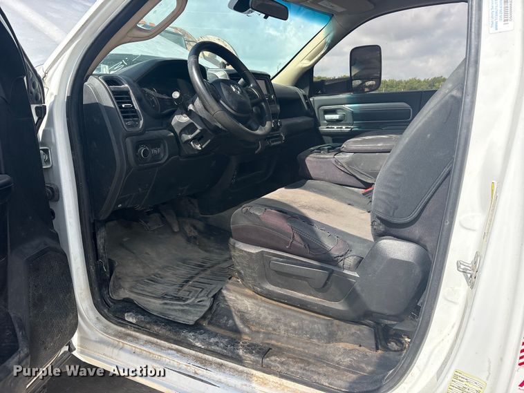 image for item ET2261 2019 RAM 5500 truck cab and chassis