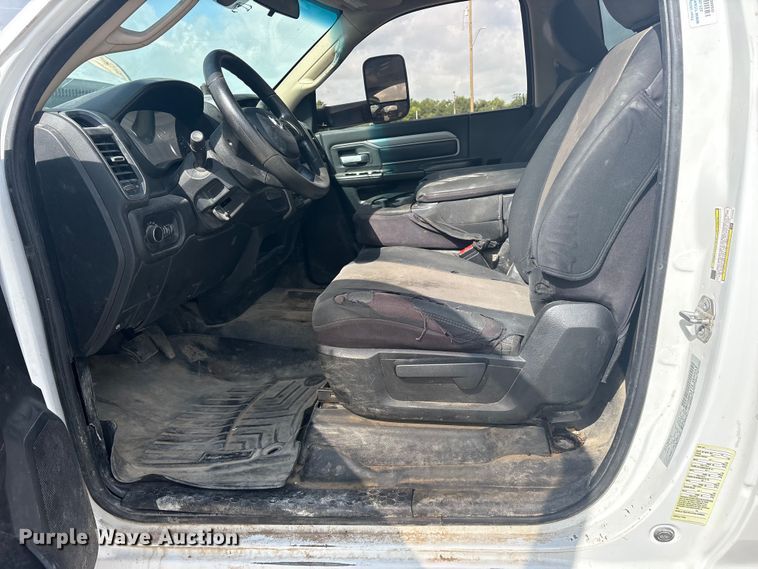 image for item ET2261 2019 RAM 5500 truck cab and chassis