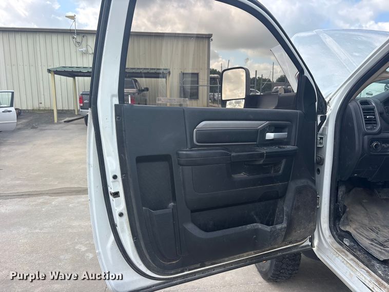 image for item ET2261 2019 RAM 5500 truck cab and chassis