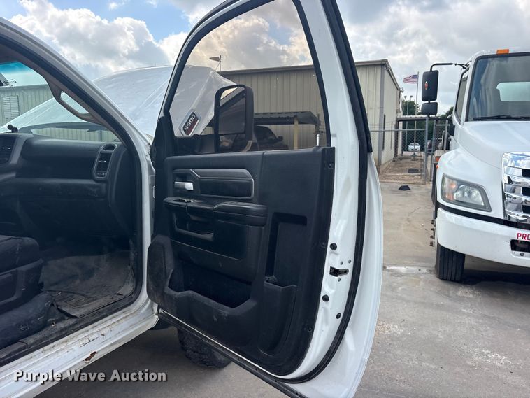 image for item ET2261 2019 RAM 5500 truck cab and chassis